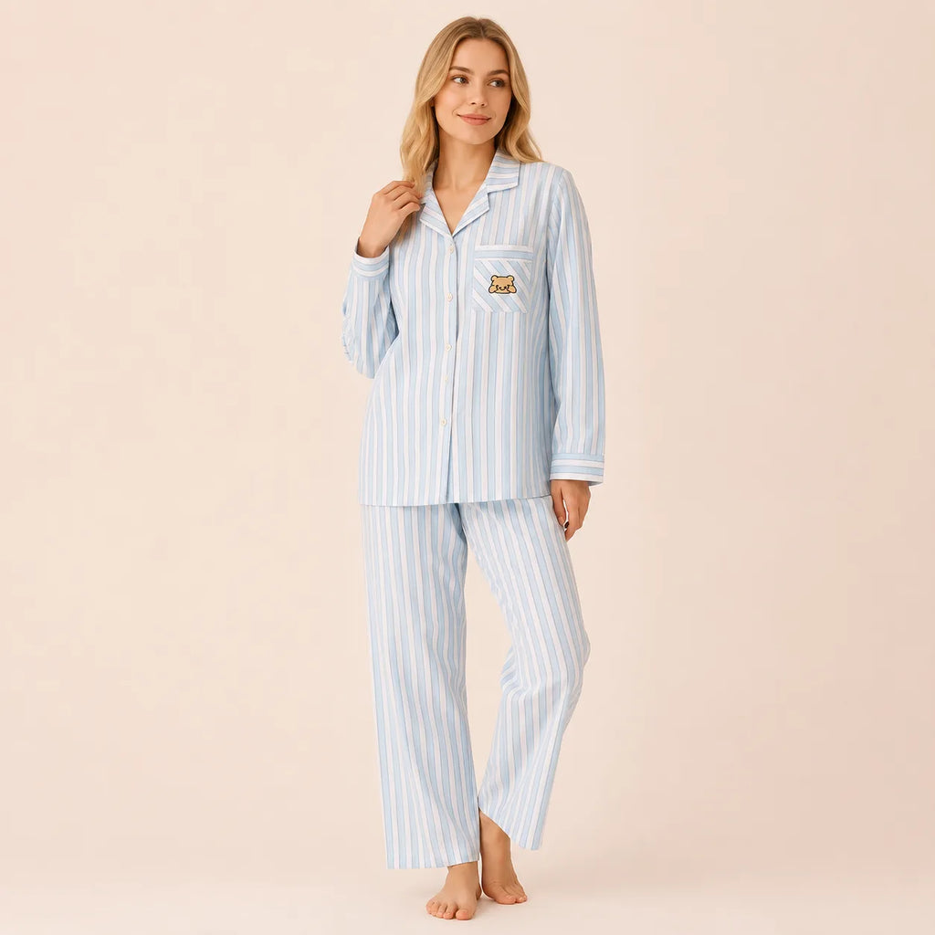 Pyjama 100 coton femme rayé bleu ciel et blanc porté de face, chemise à ourson brodé et pantalon long