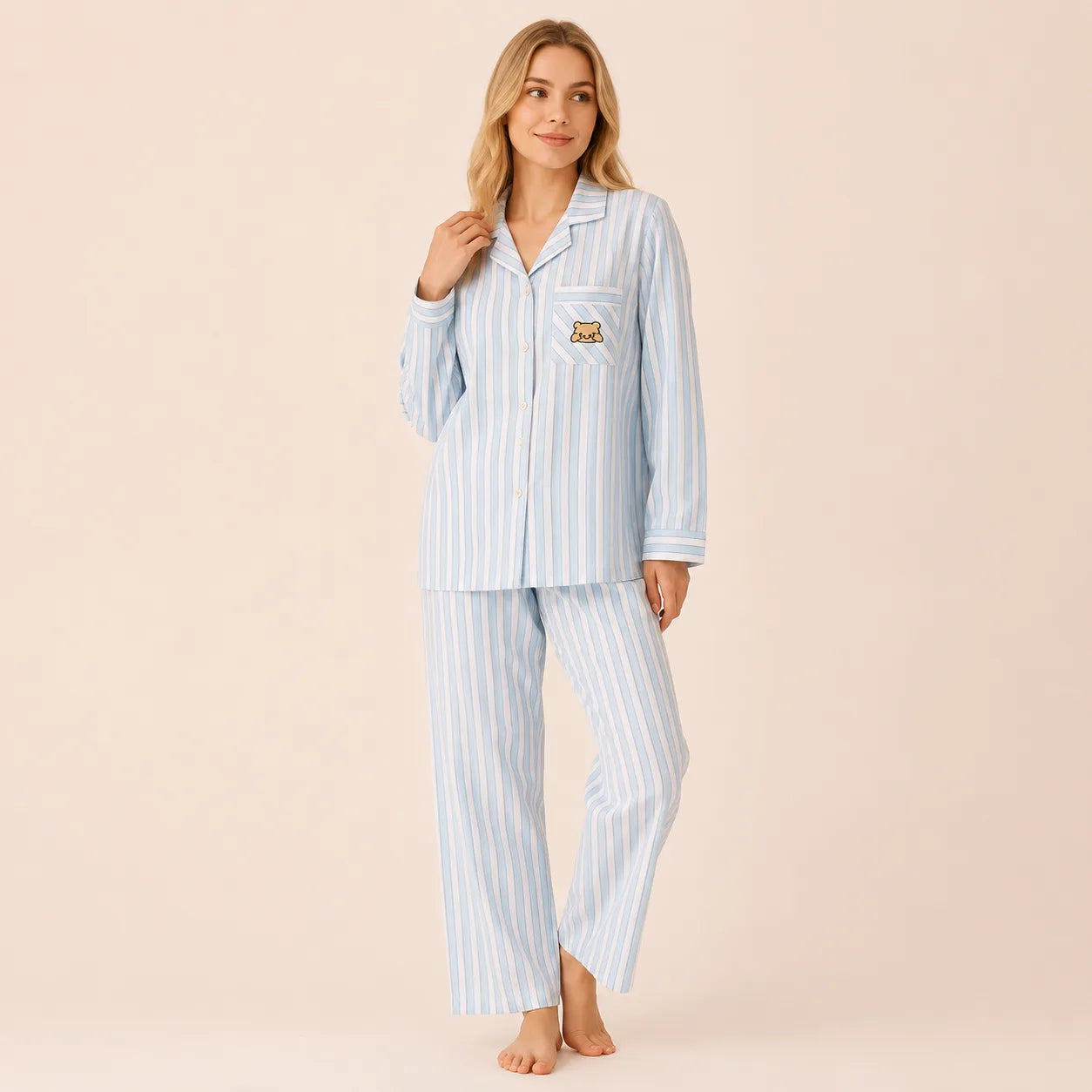 Pyjama 100 coton femme rayé bleu ciel et blanc porté de face, chemise à ourson brodé et pantalon long Image