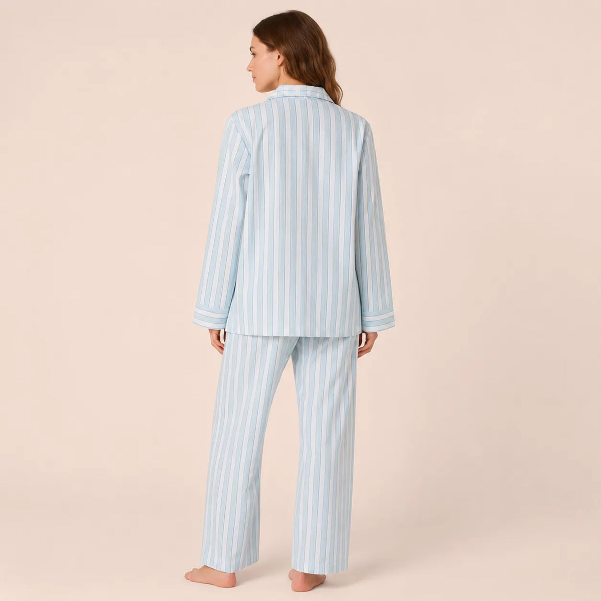Pyjama 100 coton femme rayé vu de dos, larges rayures bleu clair et blanches et poignets contrastés