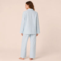 Pyjama 100 coton femme rayé vu de dos, larges rayures bleu clair et blanches et poignets contrastés