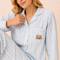 Pyjama 100 coton femme rayé, plan rapproché sur la poche poitrine brodée d'un ourson et les boutons nacrés