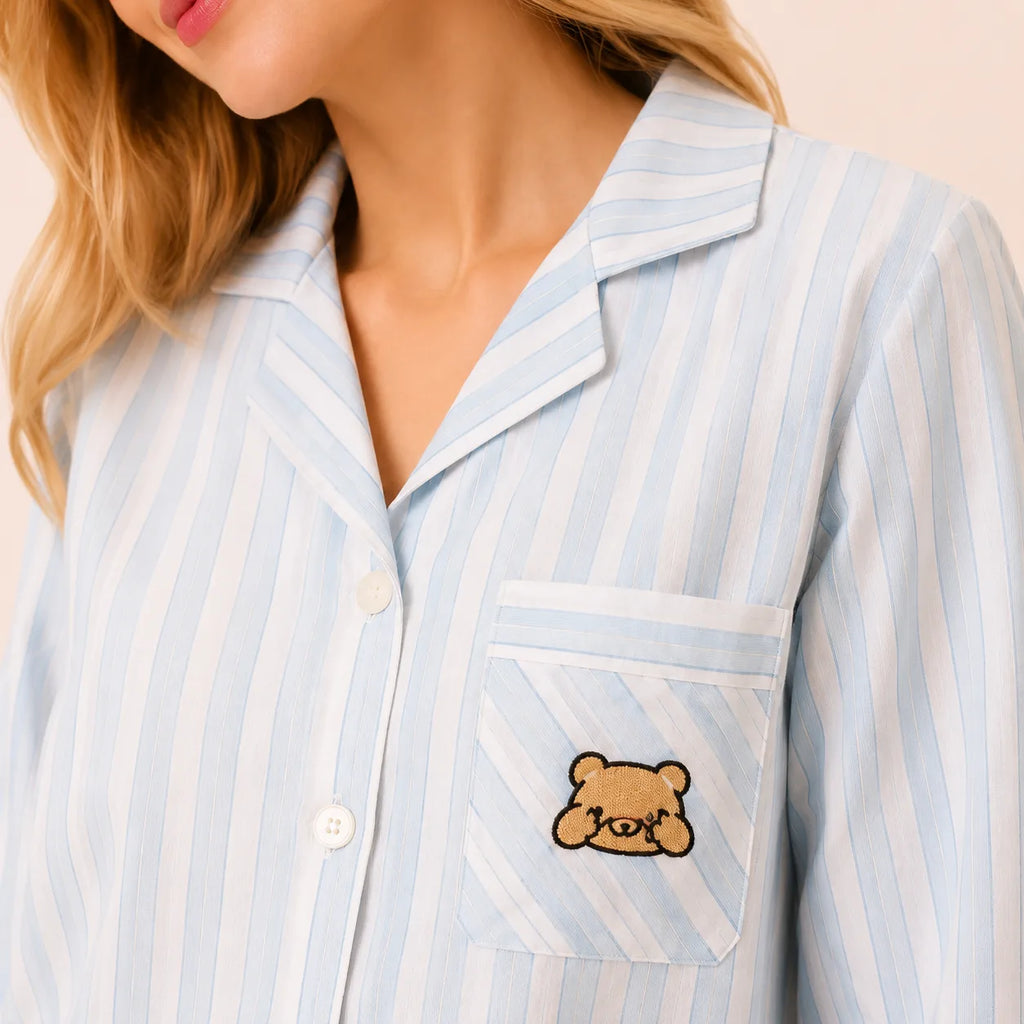 Pyjama 100 coton femme rayé, gros plan sur le col tailleur et la broderie ourson de la poche rayée