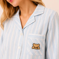 Pyjama 100 coton femme rayé, gros plan sur le col tailleur et la broderie ourson de la poche rayée